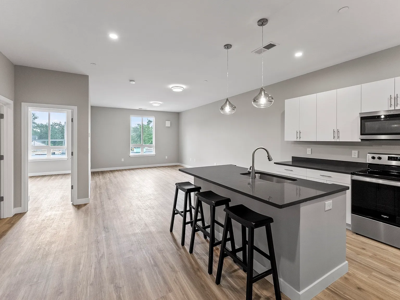 1 bed, 1.0 bath, 990 sqft, $2,100 — Photo 3