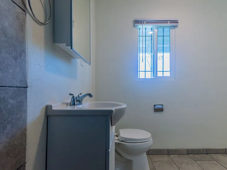 1743 La Brea Residences — Photo 16
