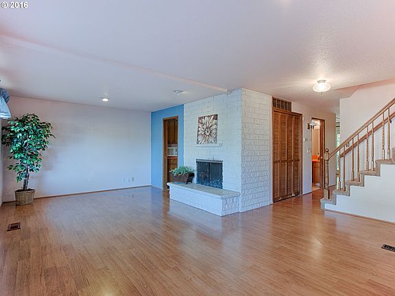 4th image of 901 NE 6th Ave
