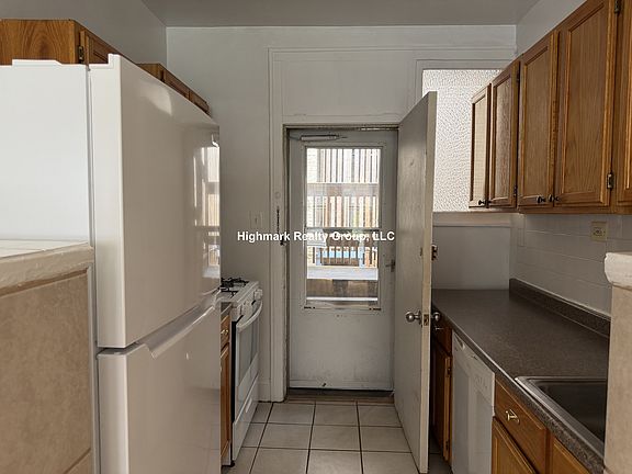 4th image of 4937 N Whipple St #1E2