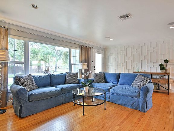 4th image of 2031 Bay St NE