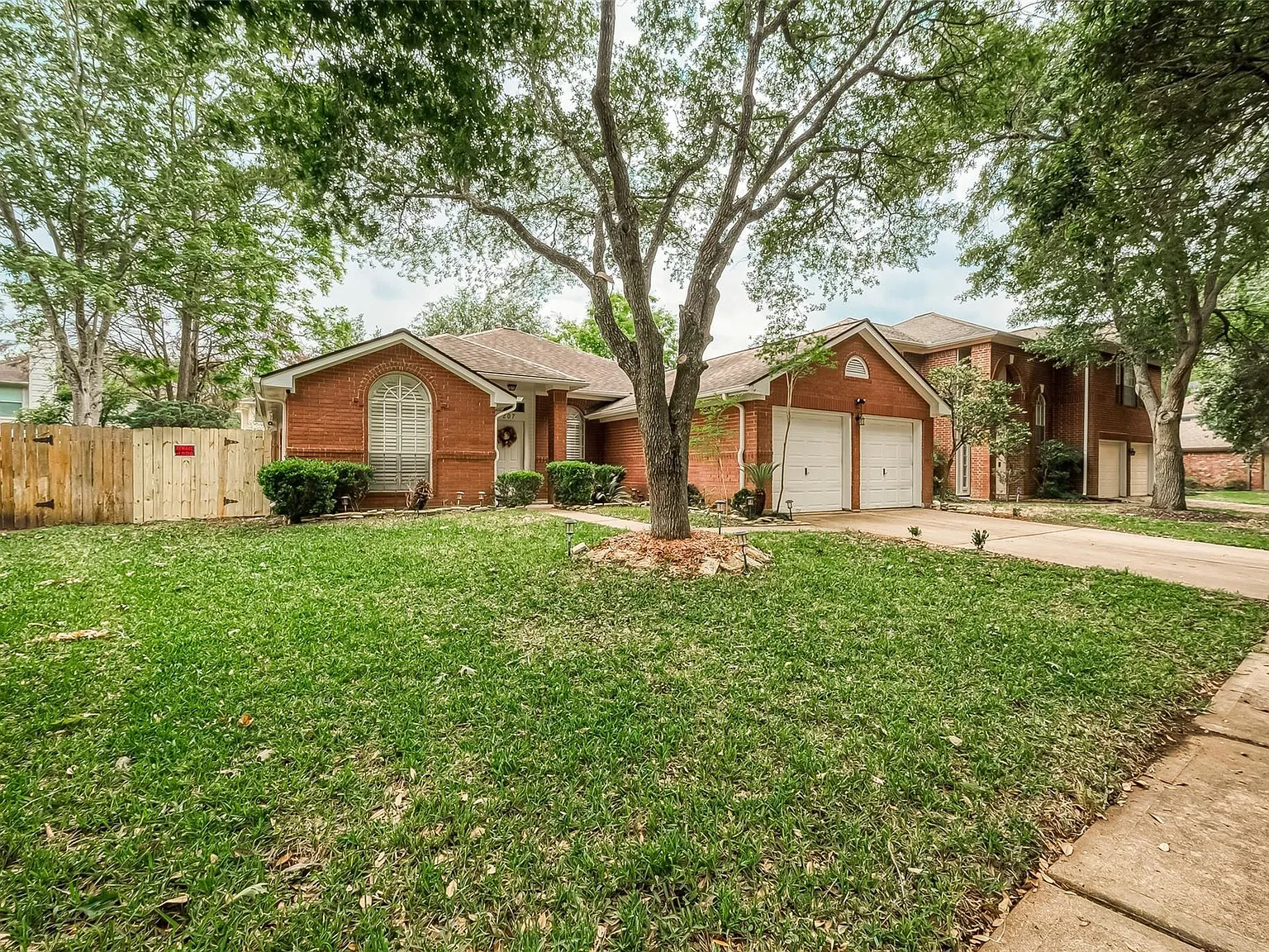 3 bed, 2.0 bath, 1896 sqft, $2,300 — Photo 2
