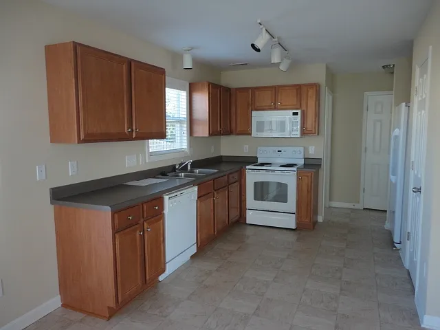 611 Blue Lake Dr — Photo 2