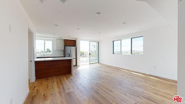 1st image of 1143 Glenville Dr #201