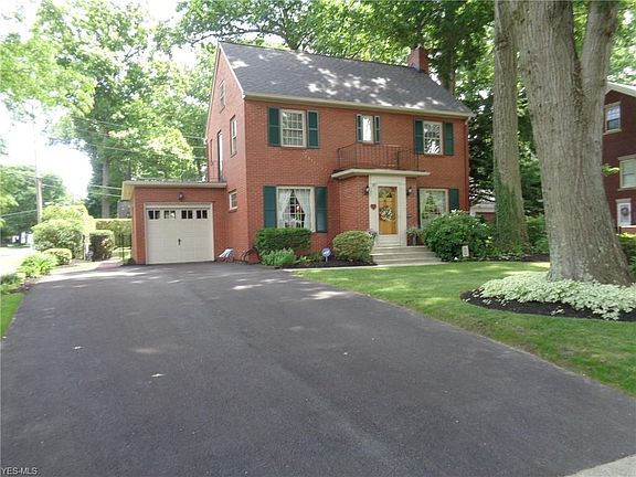3rd image of 444 Roselawn Ave NE
