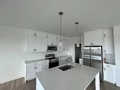 4 bed, 2.5 bath, 3306 sqft, $2,500 — Photo 4