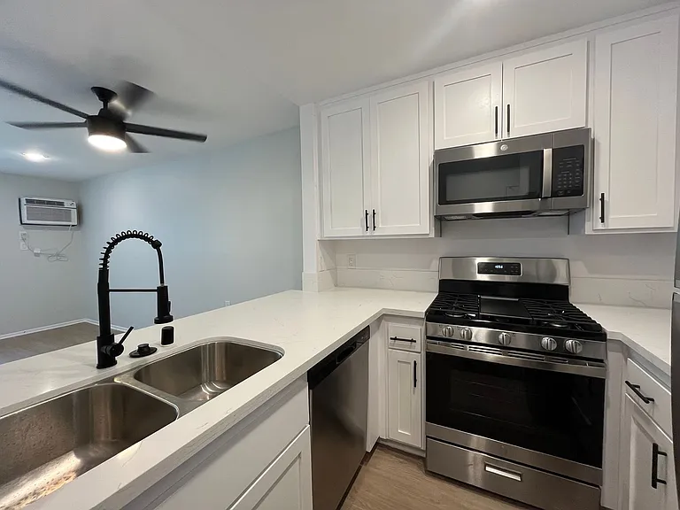 5405 Lindley Avenue — Photo 43