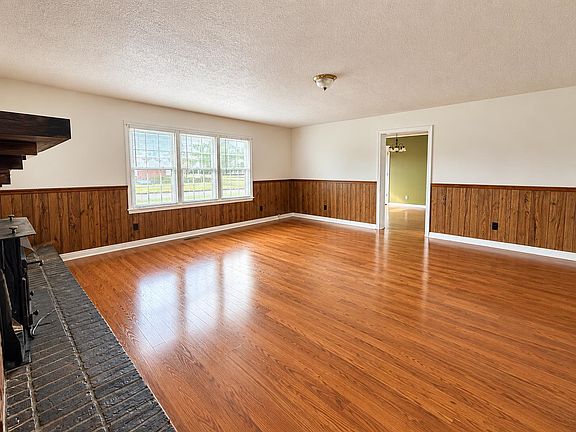 3rd image of 600 E 2nd St
