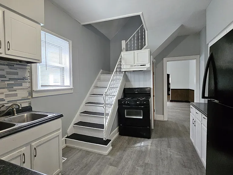 2429 E 16th St — Photo 23