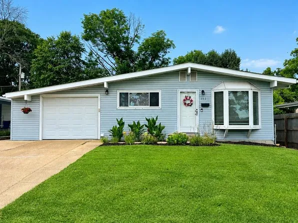 413 Saint Lawrence Dr, Ballwin, MO 63021