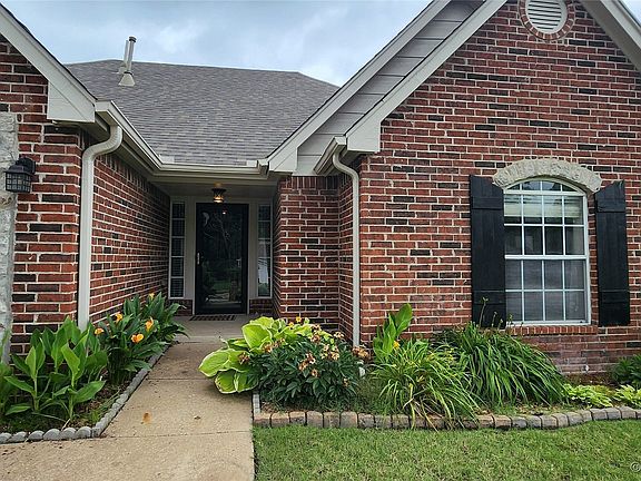 2nd image of 1104 W San Antonio St