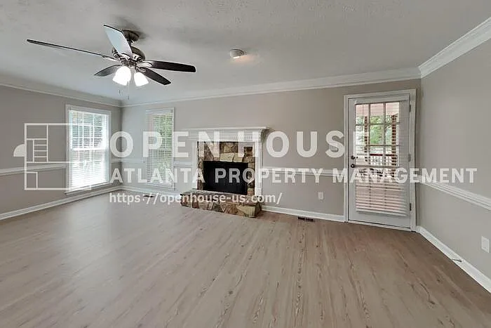 4 bed, 2.5 bath, 2285 sqft, $2,400 — Photo 4