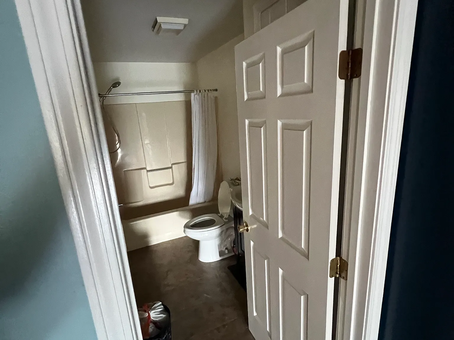 4 bed, 3000 sqft, $2,200 — Photo 4