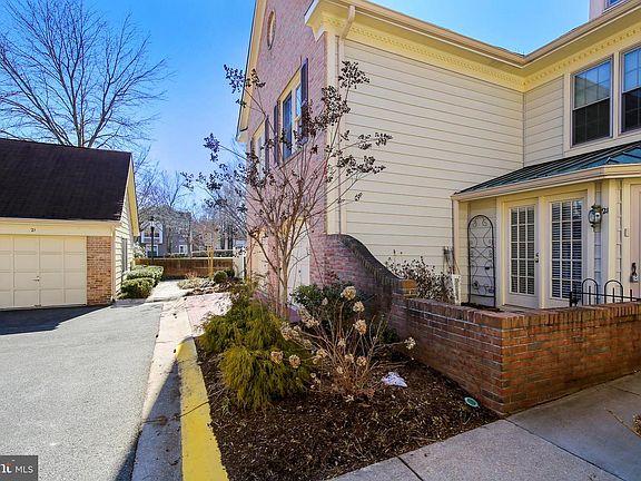 4th image of 21 Luxberry Ct #11