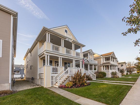 3rd image of 256 Simpson Ave #256