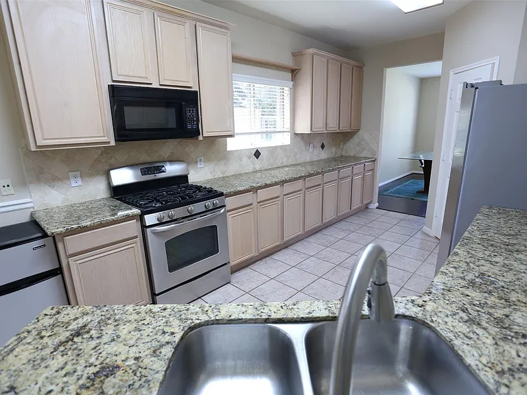 3327 Summerwood Ln — Photo 11