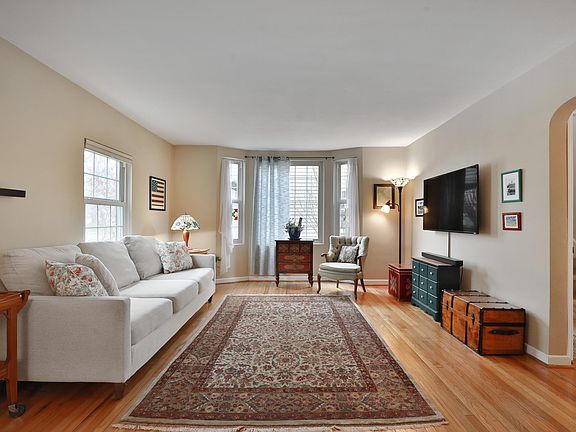 4th image of 127 E Royal Forest Blvd