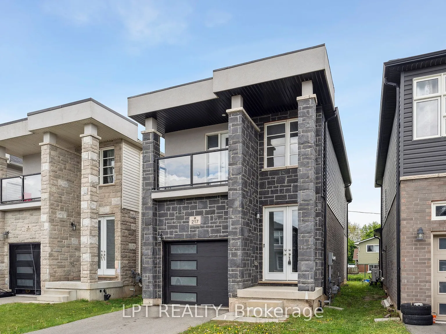 4 bed, $2,400 — Photo 2