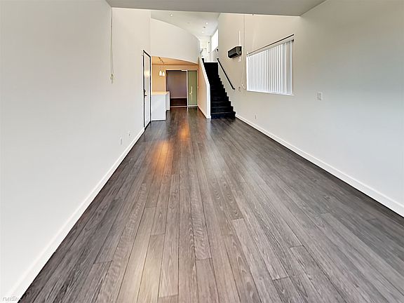 2nd image of 2104 Columbia St #10