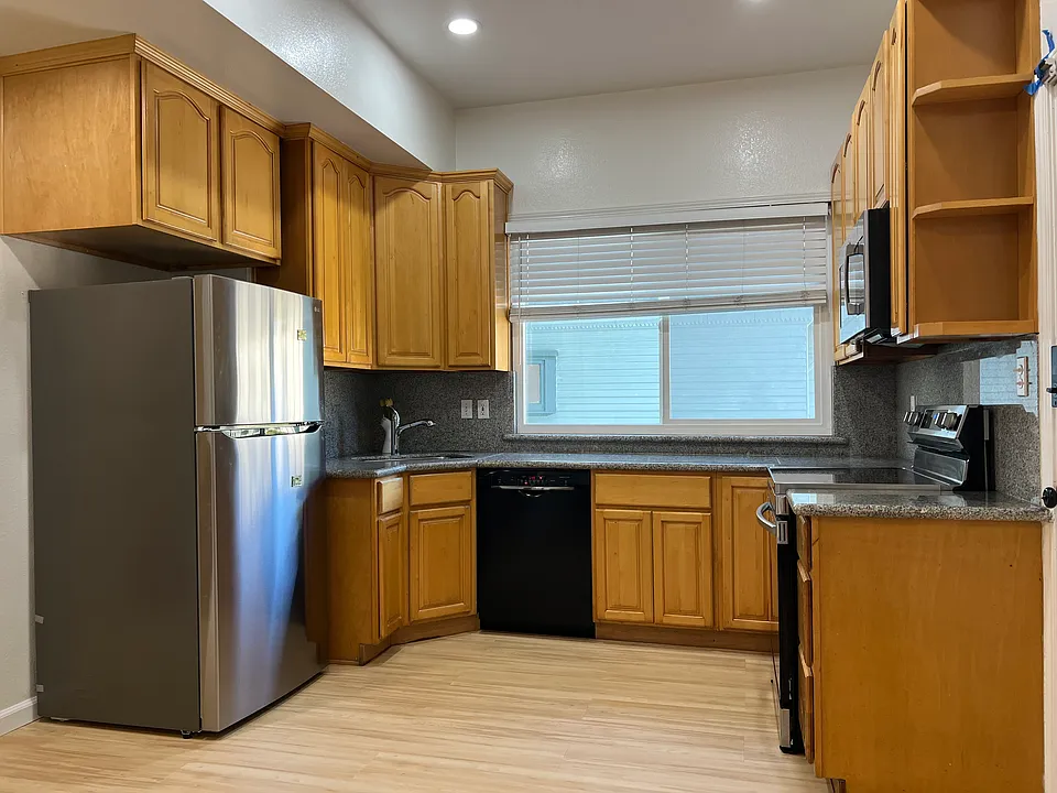 2832 Summit St #2