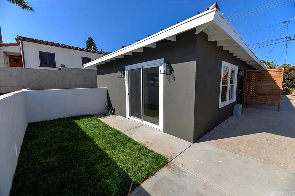 Studio, 400 sqft, $2,895 — Photo 2