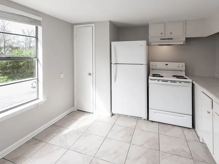 Royal Oaks Apartment Homes — Photo 17