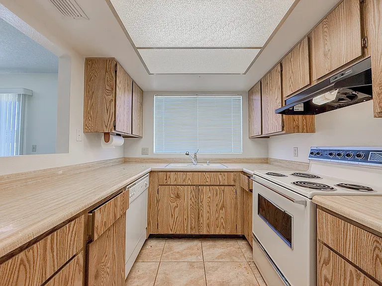 812 W Duke Dr — Photo 9