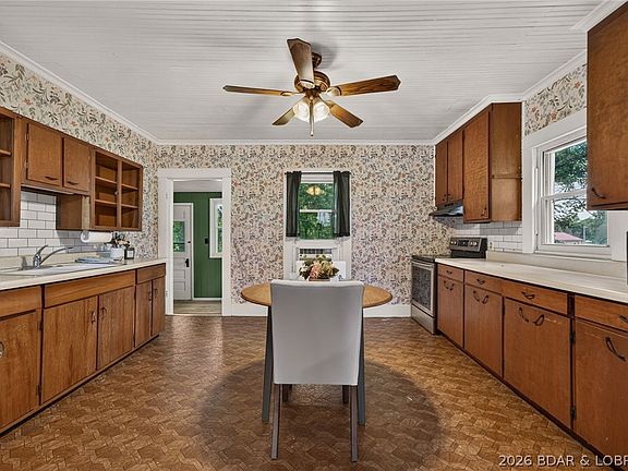4th image of 171 School St