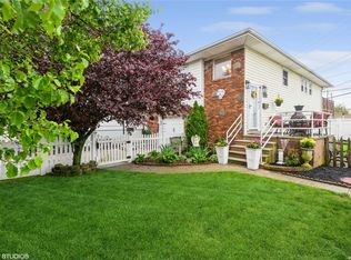 122 Parma Rd, Island Park, NY 11558