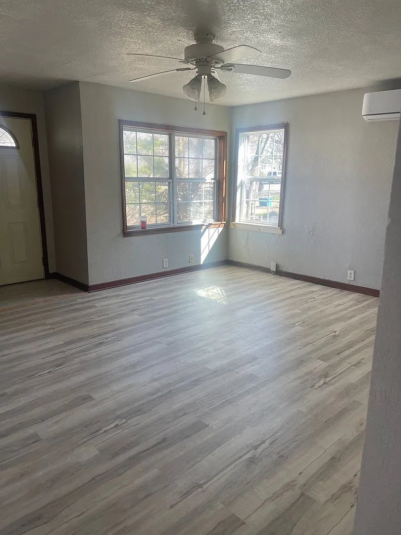 Charming 2 Bed 1 Bath Home : Aurora MO — Photo 1