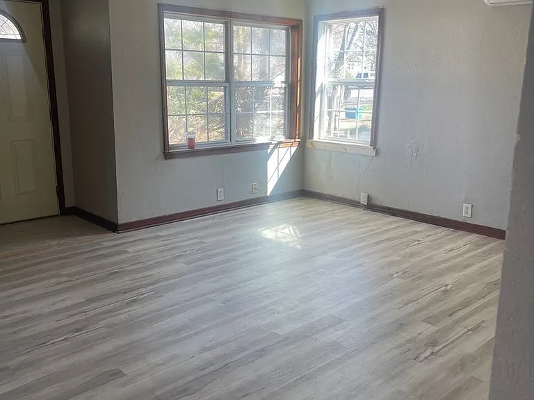 1011 S Rinker Ave — Photo 1