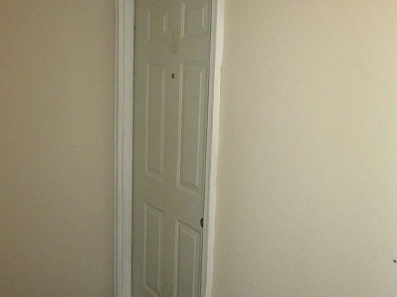 5th image of 2415 Everett Ave #3