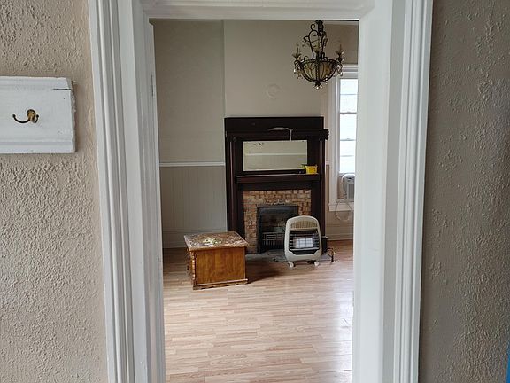 doorway leading from hallway to livingroom