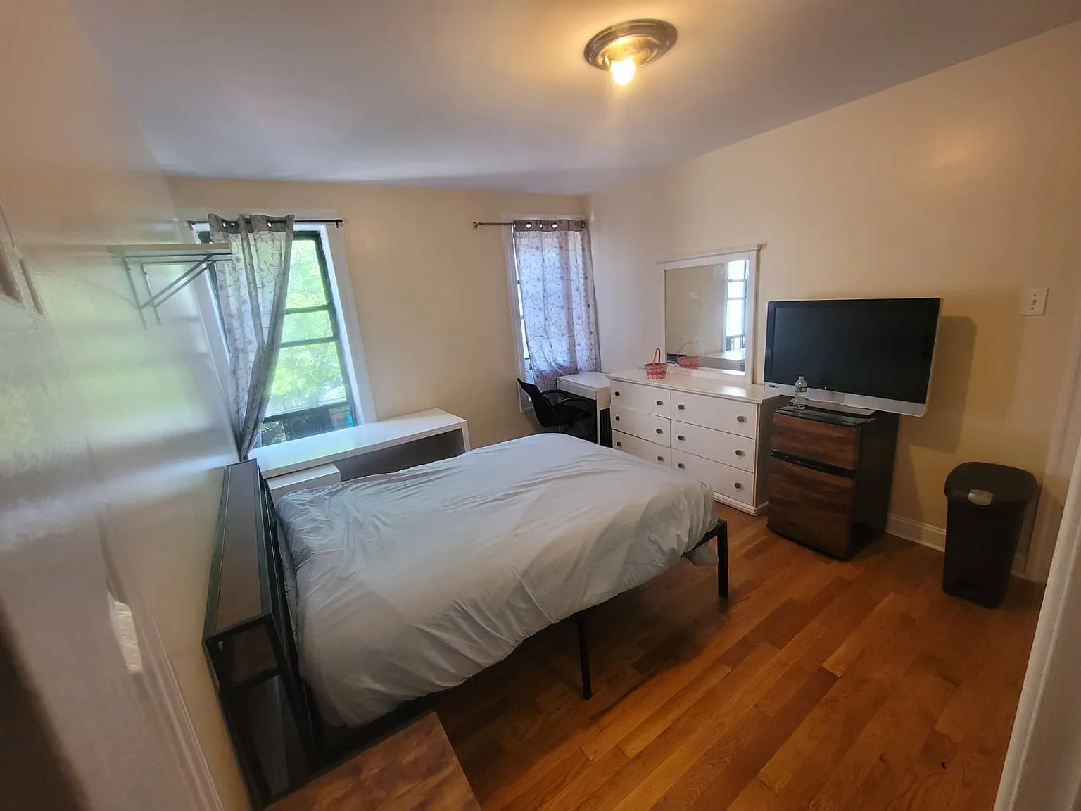 3 bed, $1,200 — Photo 1
