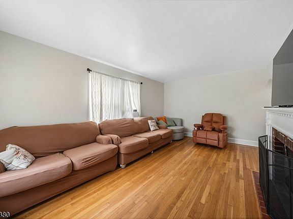 3rd image of 668 Greenbrook Rd