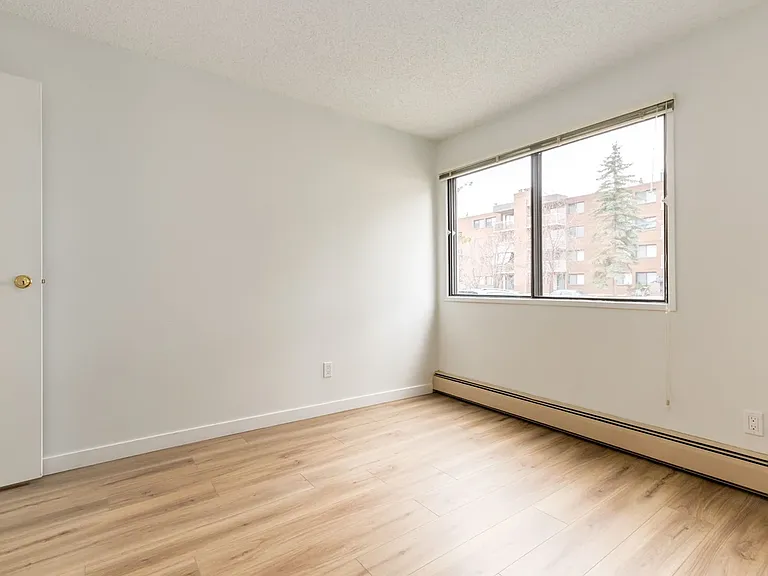 1825 Woodview Dr SW — Photo 13