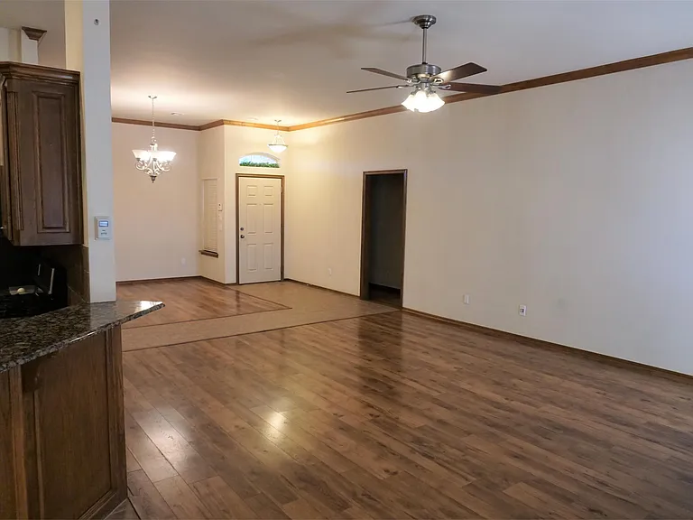 9601 Crooked Creek Ln — Photo 5
