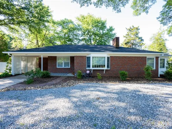 1613 Country Club Dr, High Point, NC 27262