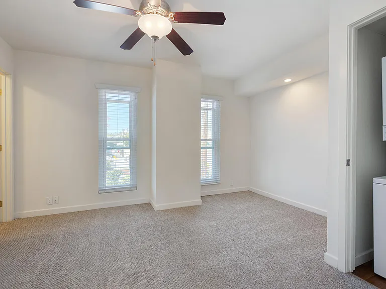 Elan Pacific Lofts — Photo 9