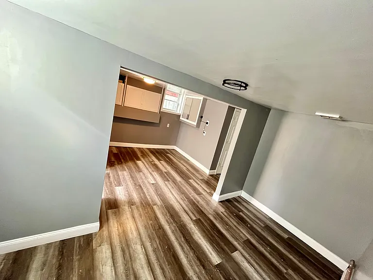 1008 Van Nest Ave #B — Photo 2