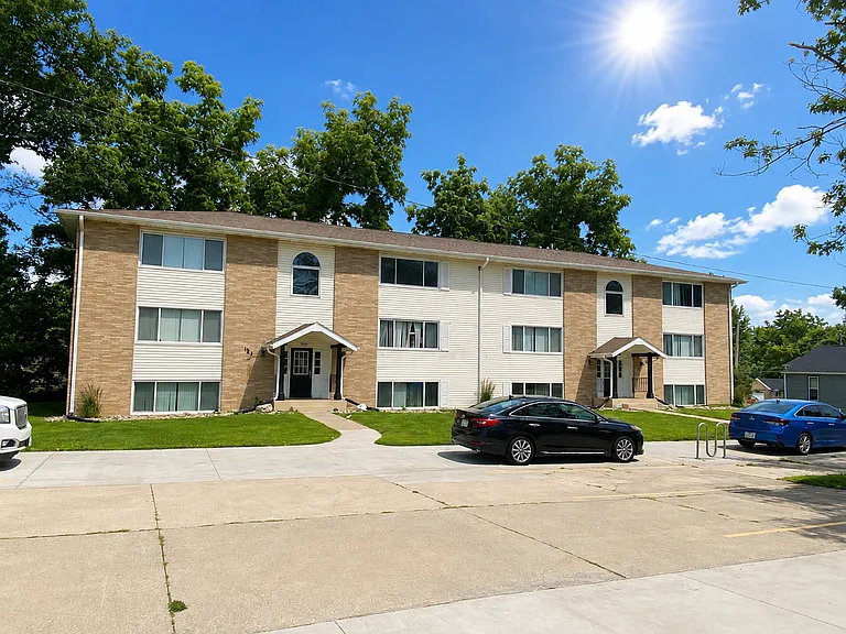 1313 Oakland Rd NE — Photo 1