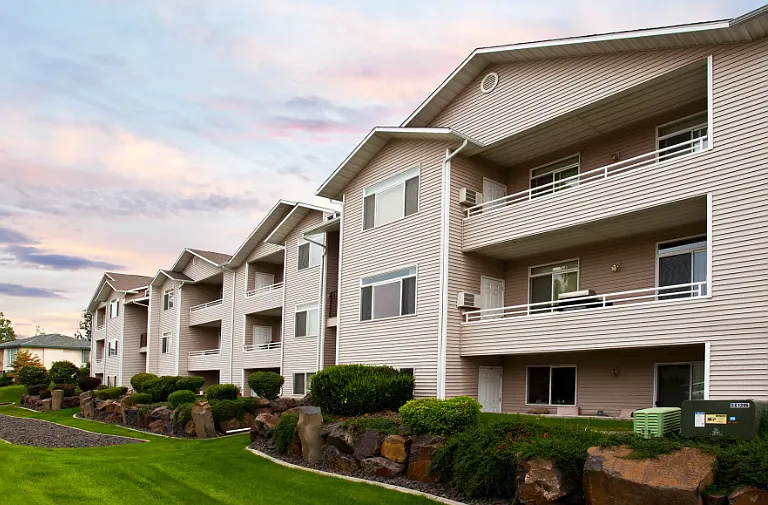 Ashton Apartments — Photo 2