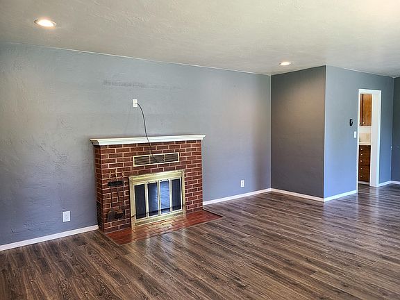 4th image of 1072 W Stewart Ave