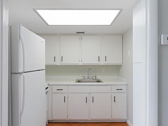 3rd image of 2555 Indian River Blvd #E8