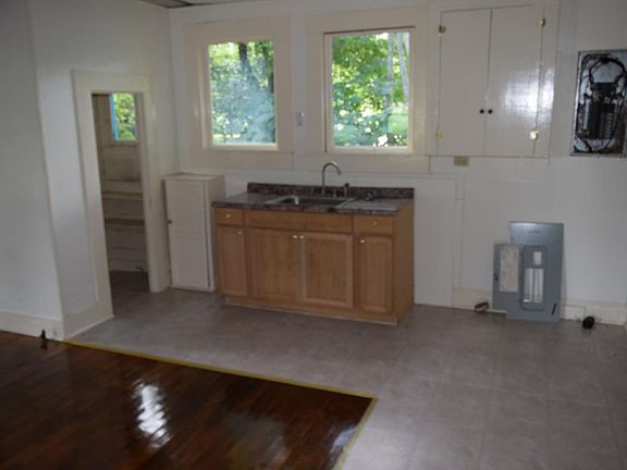3rd image of 710 N Queen St