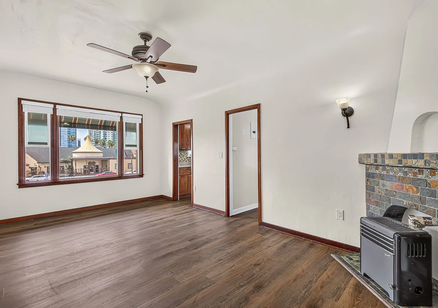 731 East Broadway — Photo 4