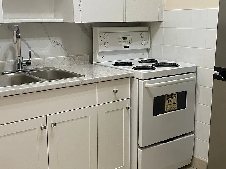 2675 Bloor St W — Photo 8