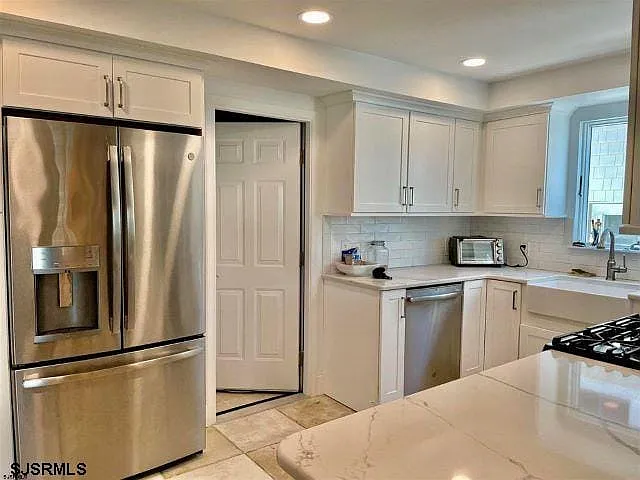 106 S Essex Ave — Photo 4