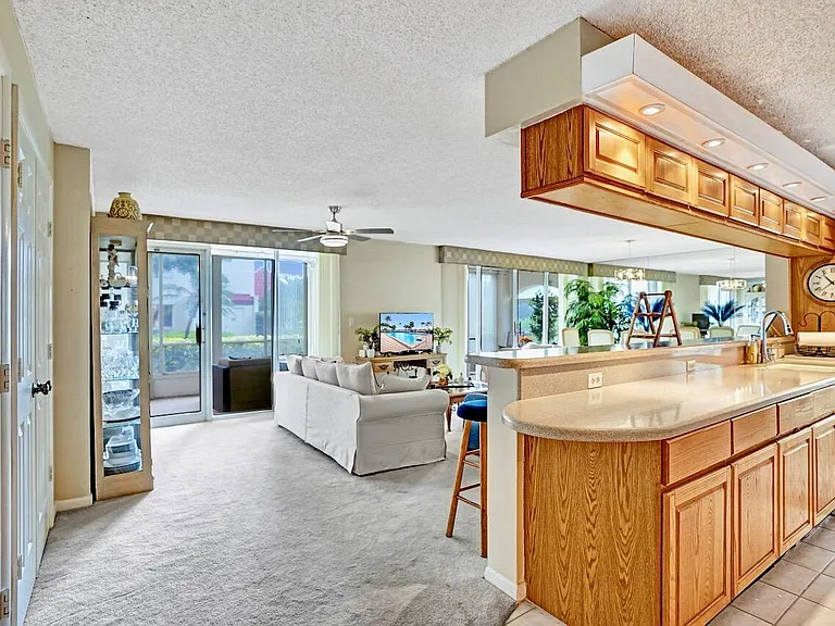 107 Half Moon Cir #H1 — Photo 10