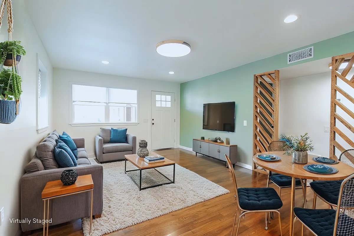 Building Photo - 400 W Poplar St #D